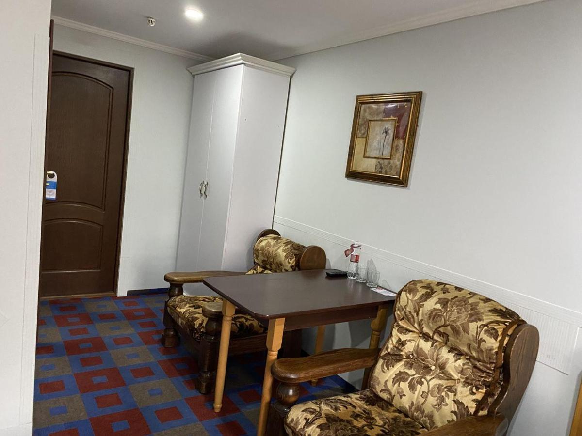 Leoton Chernivtsi Ξενοδοχείο Εξωτερικό φωτογραφία
