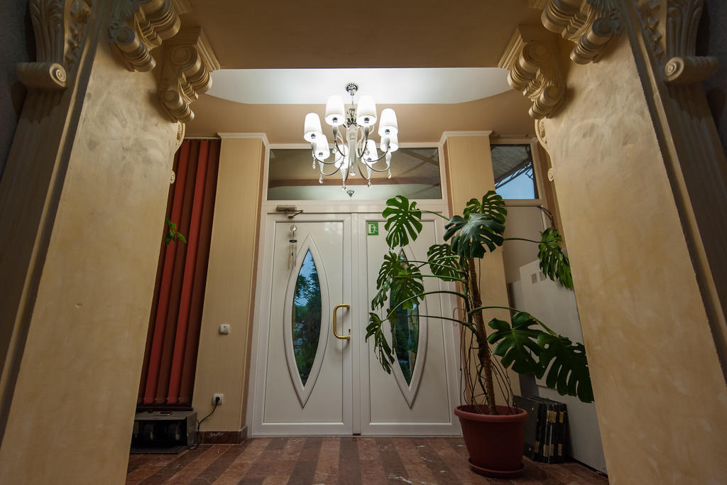 Leoton Chernivtsi Ξενοδοχείο Εξωτερικό φωτογραφία